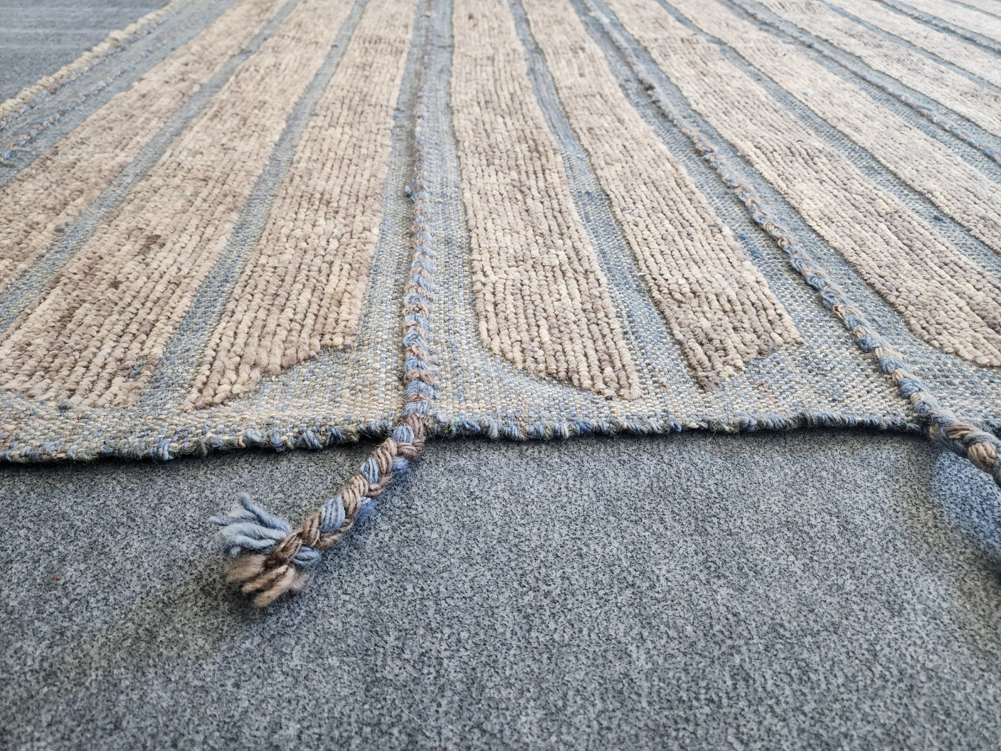 Handwoven Moroccan Indigo Color Rug – Subtle Elegance (5.7 x 8.1)