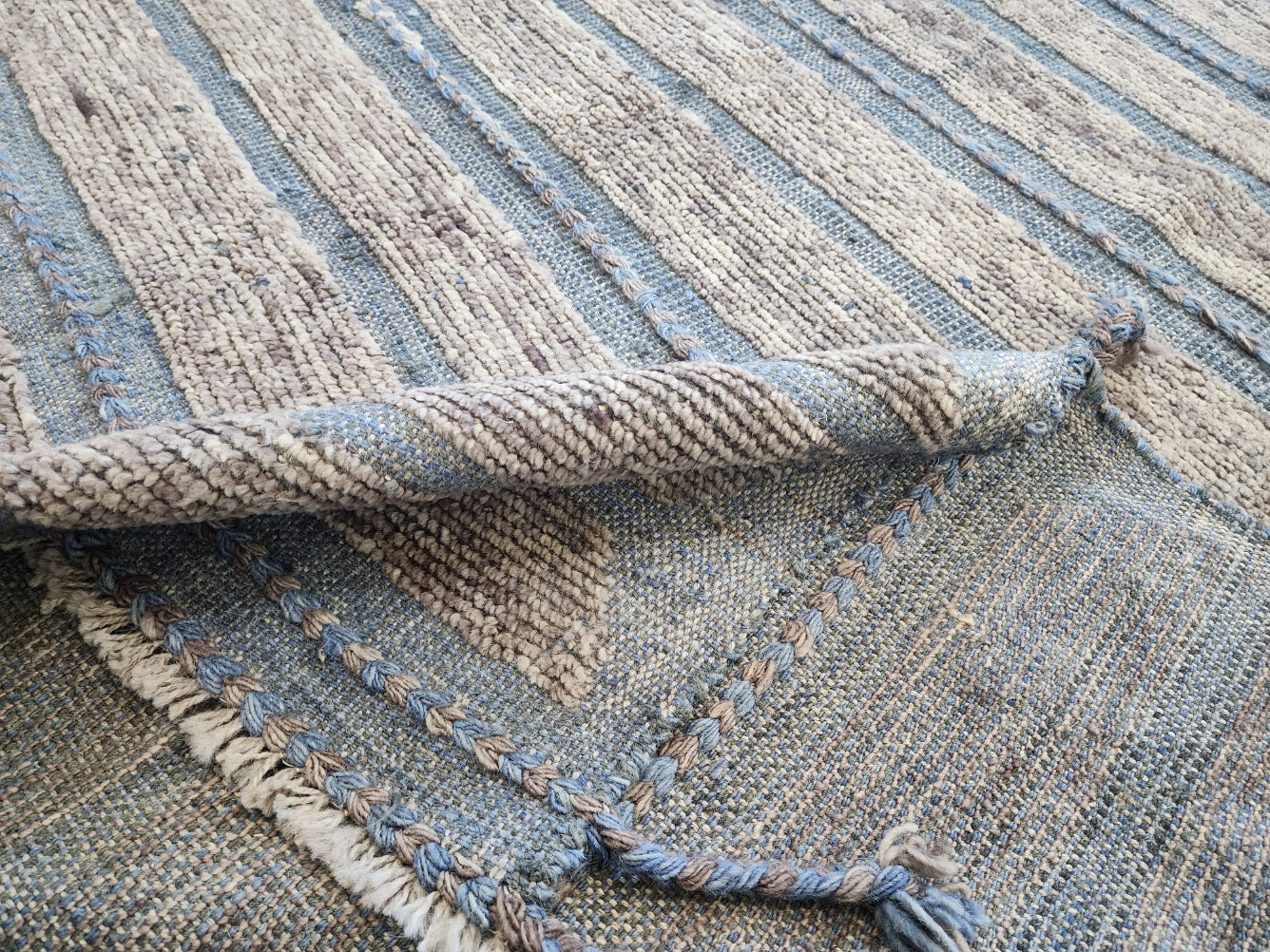 Handwoven Moroccan Indigo Color Rug – Subtle Elegance (5.7 x 8.1)