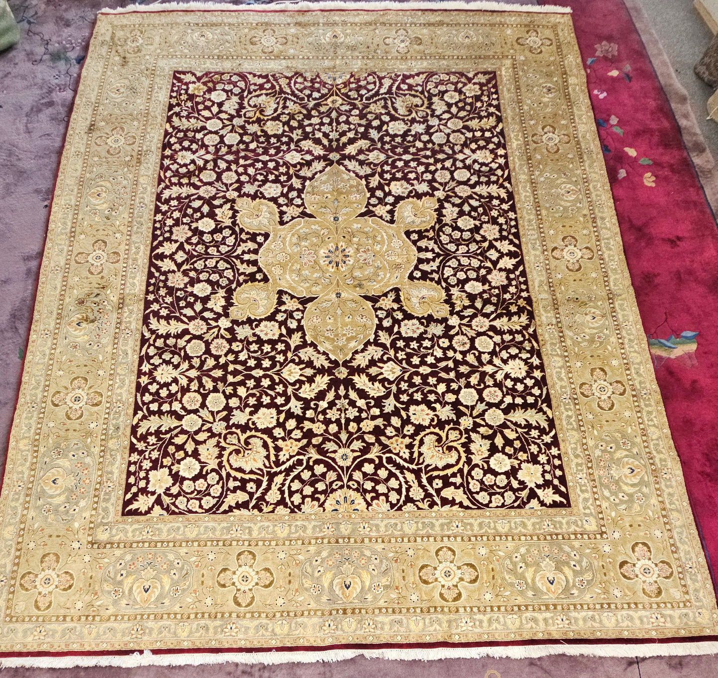 Tabriz design rug